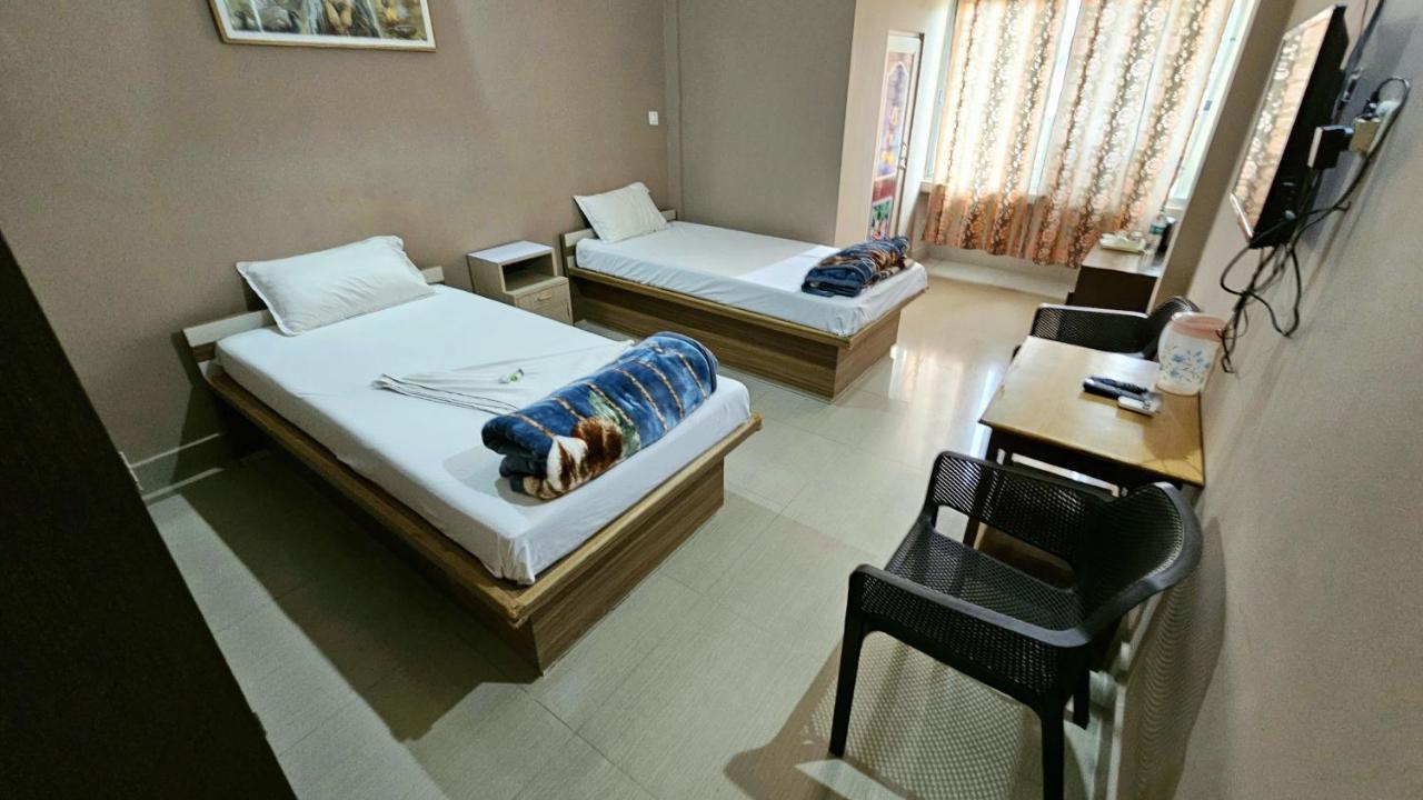 Hotel Rishiraj Jorhāt Екстериор снимка