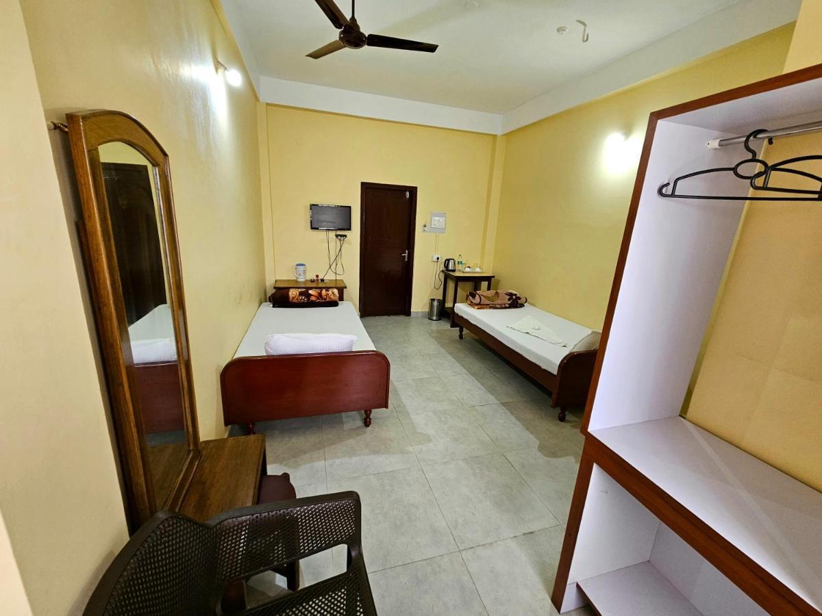 Hotel Rishiraj Jorhāt Екстериор снимка
