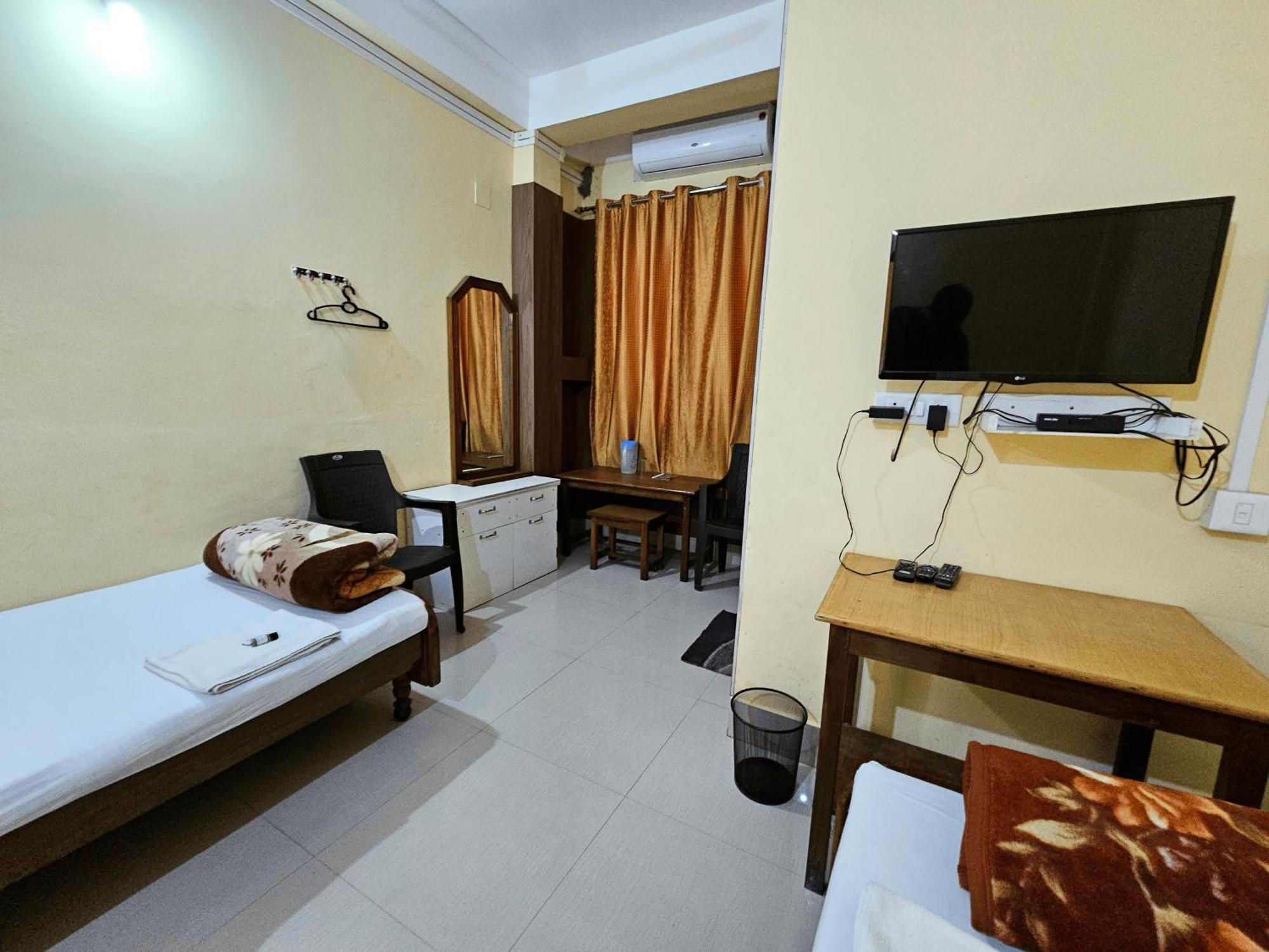 Hotel Rishiraj Jorhāt Екстериор снимка